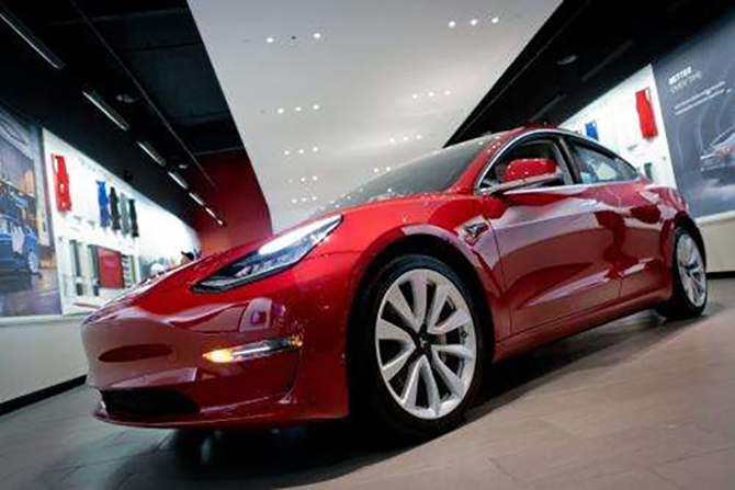 最便宜的特斯拉_上汽大众新途观实车曝光,特斯拉Model3内饰辣眼睛