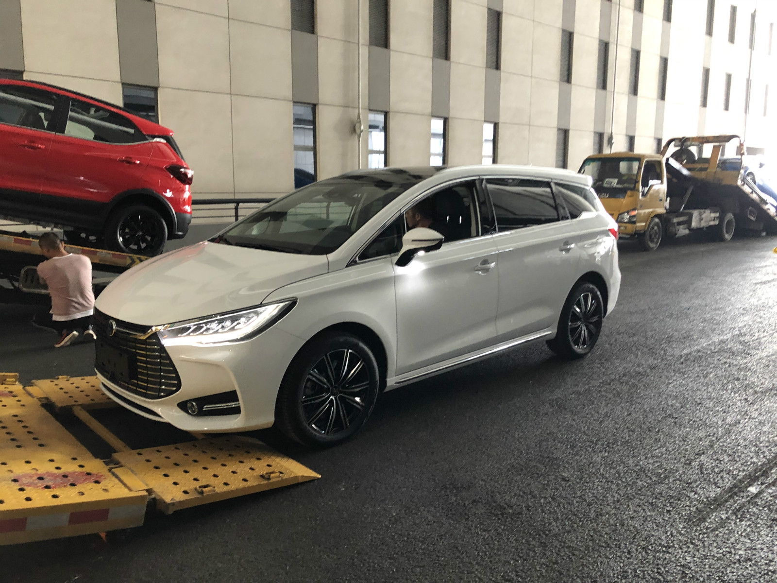 2019上海车展探馆年内上市 比亚迪宋MAX EV抵达展馆