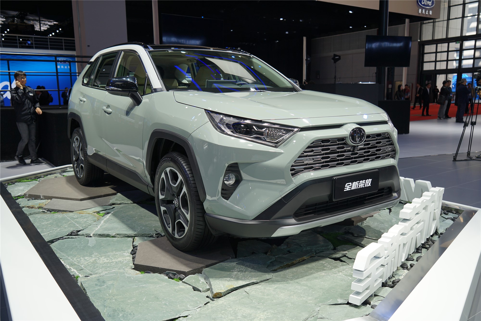 2019上海车展重塑硬汉风格丰田全新rav4荣放正式亮相