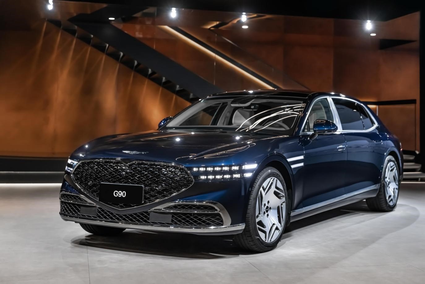 中国首秀捷尼赛思g90亮相2023上海国际车展