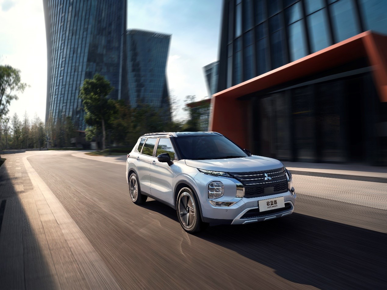 2022广州车展广汽三菱全新欧蓝德首任车主交车