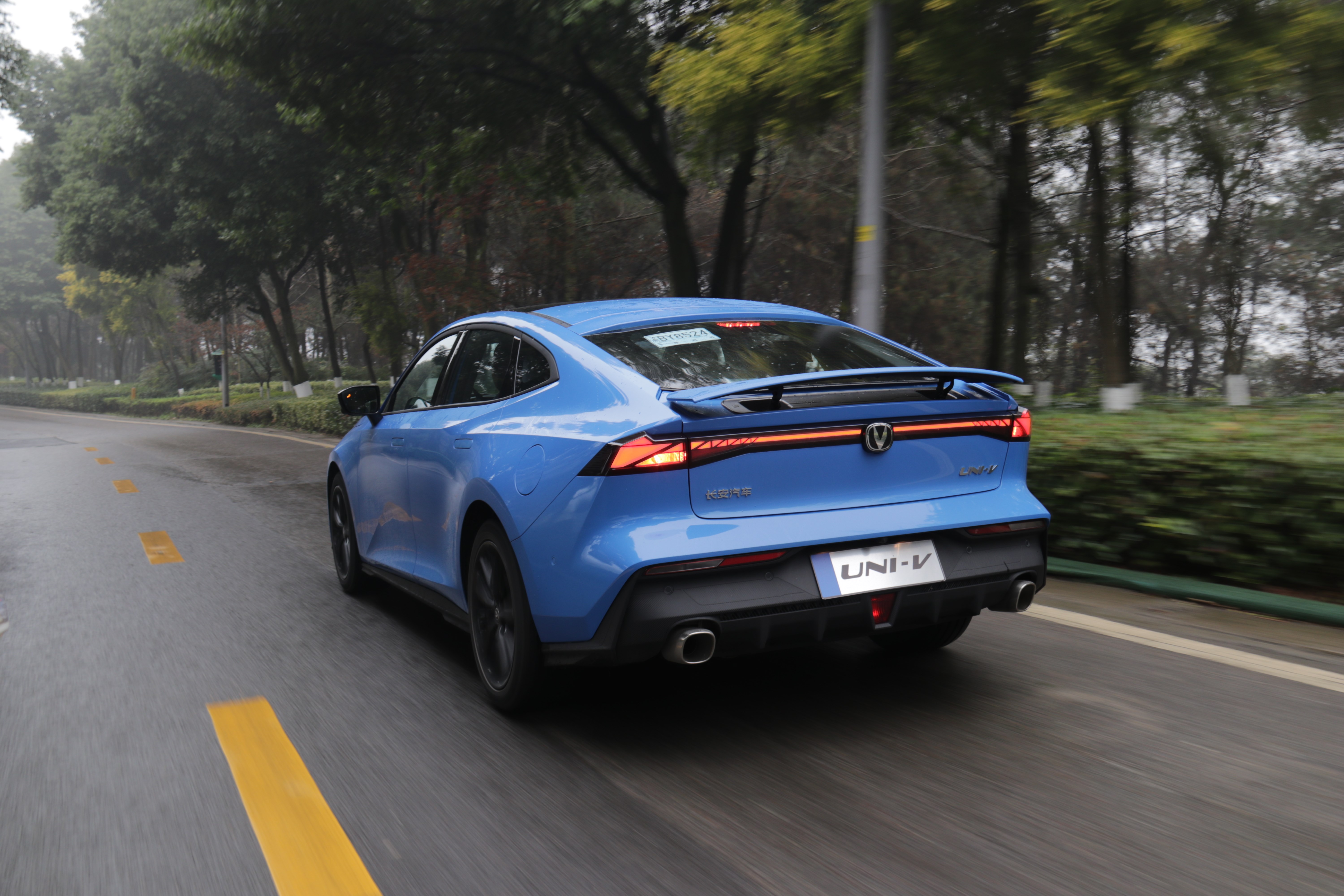 对标思域和领克03电动尾翼与声浪通通安排试驾长安univ