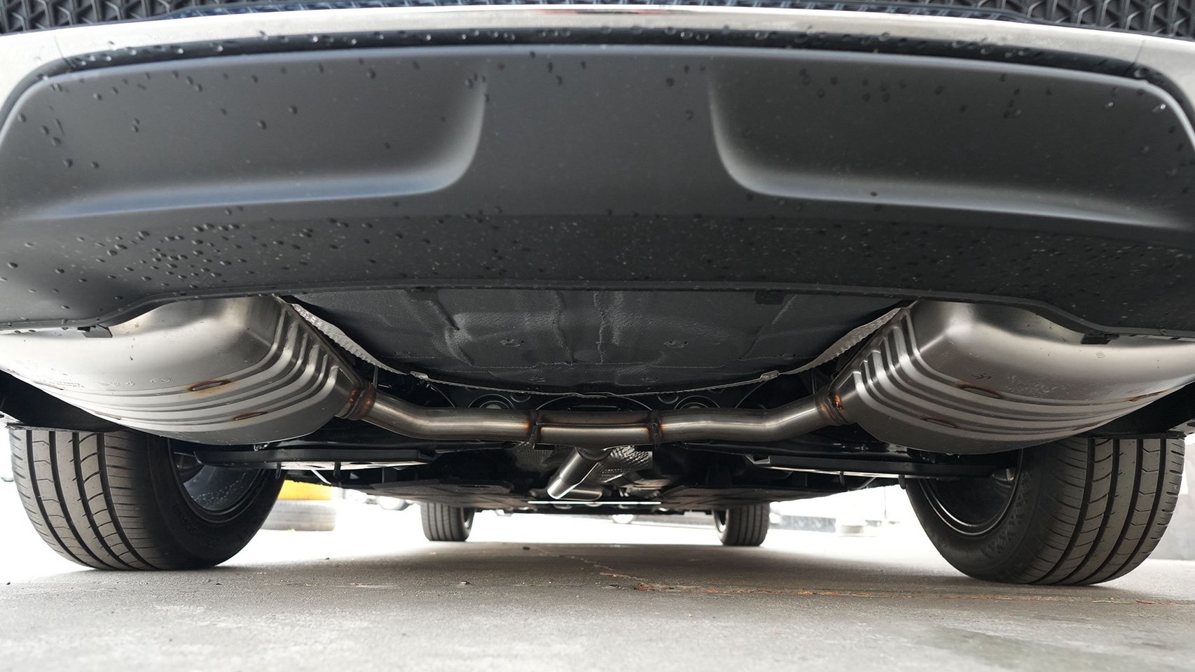 车型采用的主流悬挂形式,如上图所示,全新红旗h5底盘平整度表现也很好