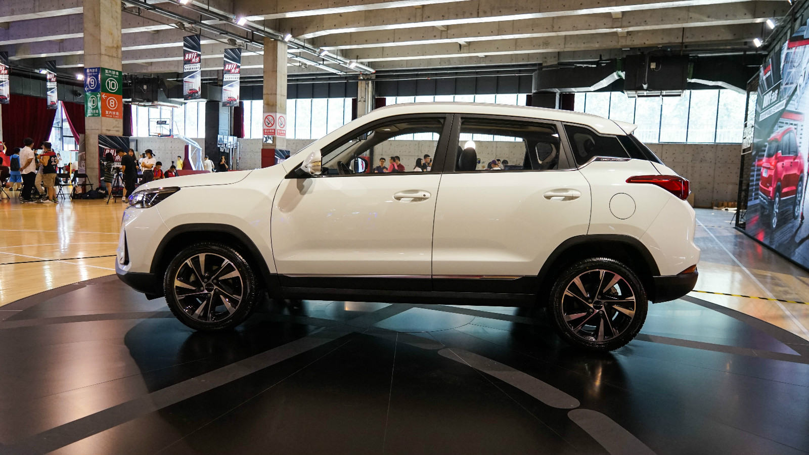 全新logo"京味儿"十足 北京汽车智达x3预售5.99万元起