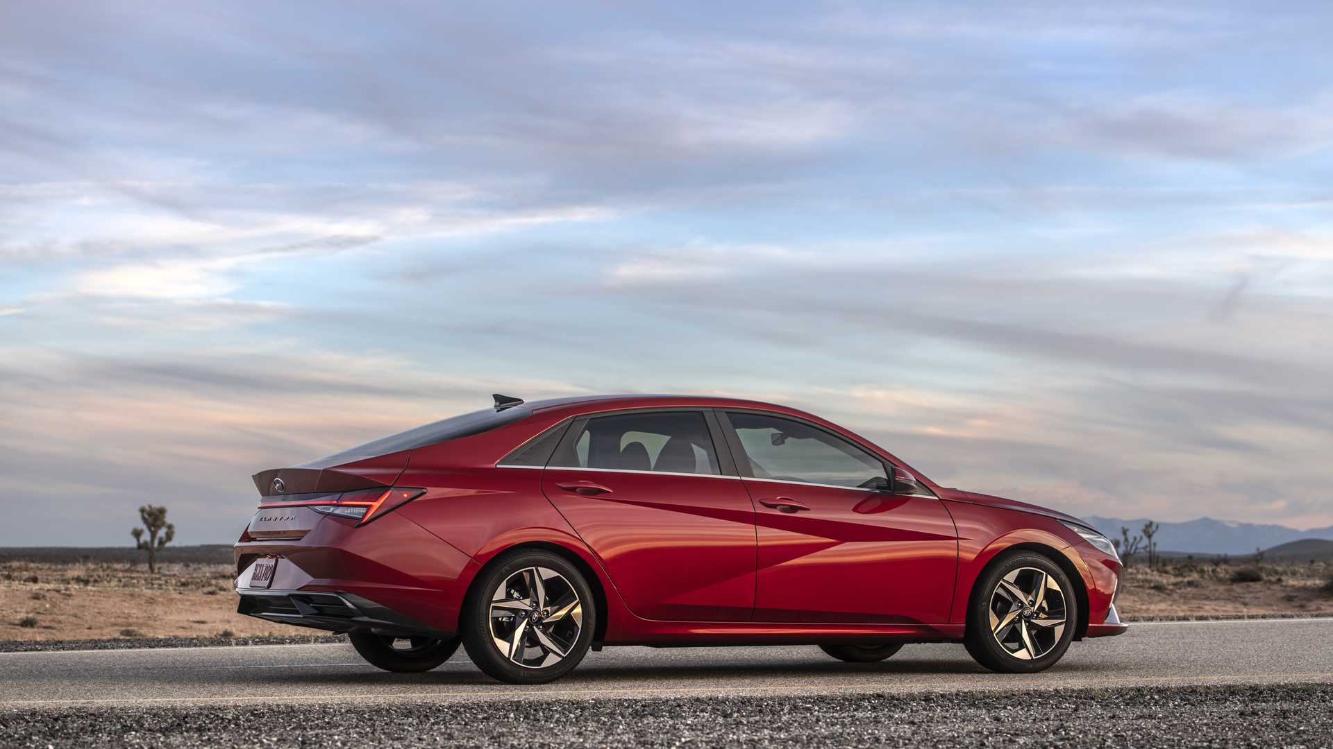 首次推出油电混动版第七代现代伊兰特全球首发