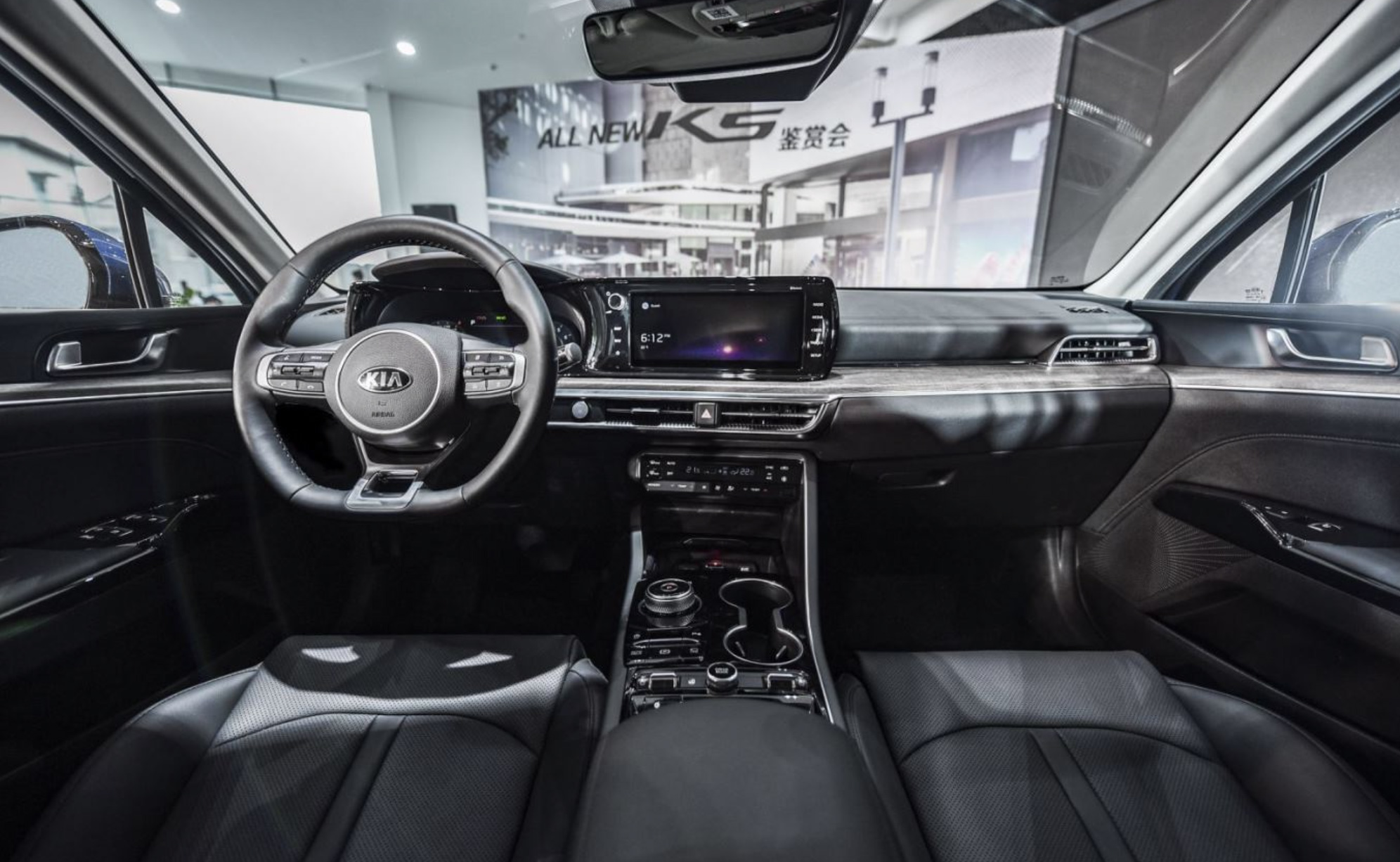 进入到车内,凯酷内饰采用环抱式设计,中控台整体微微倾向驾驶席一侧