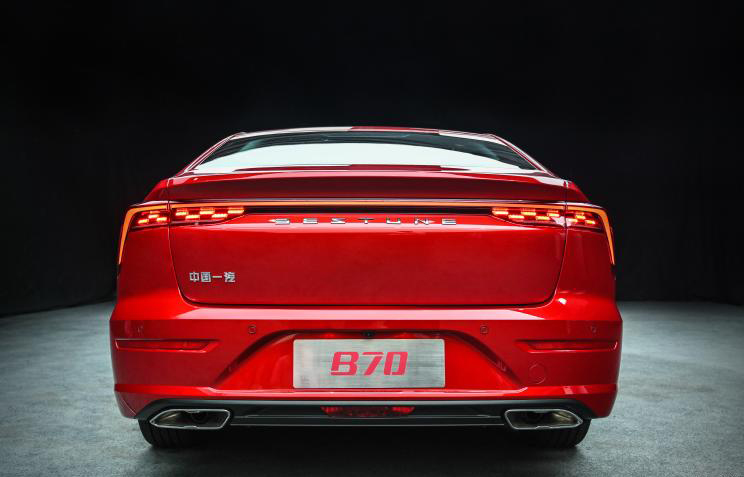 采用贯穿式尾灯奔腾b70车尾官图曝光