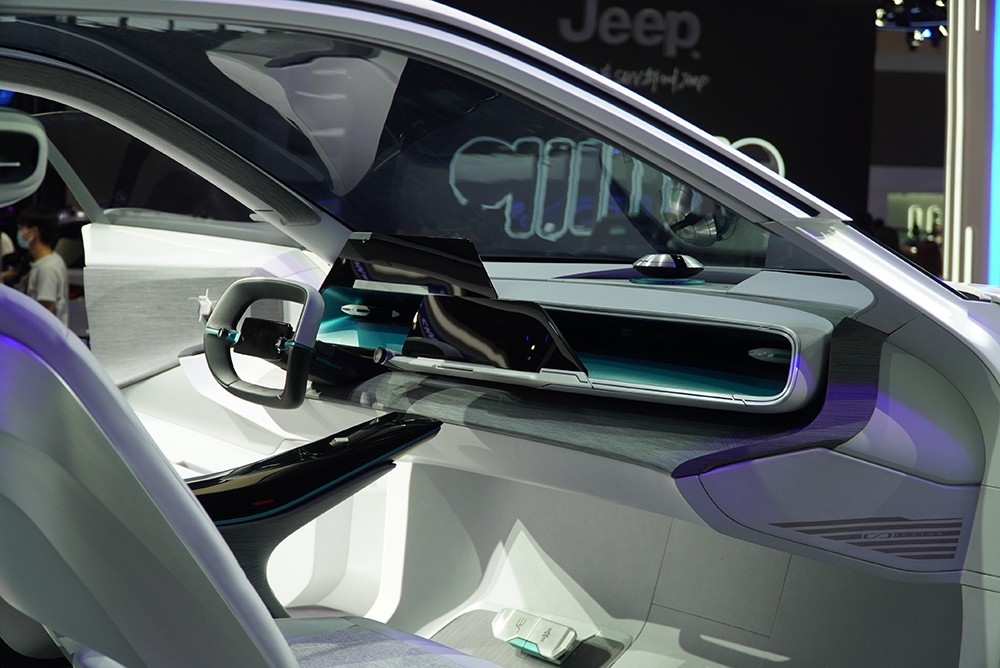 由于是一款概念车,因此长安vision-v的内饰十分科幻,第一眼给人感觉