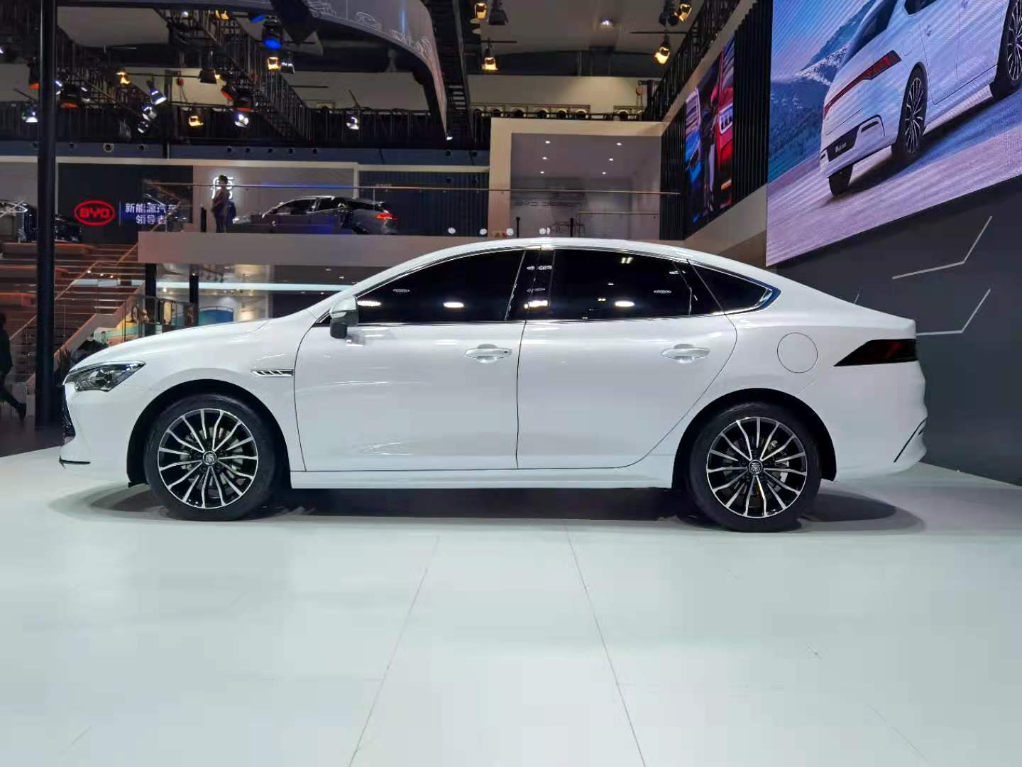 2020广州车展百公里油耗38升比亚迪秦plus首发亮相