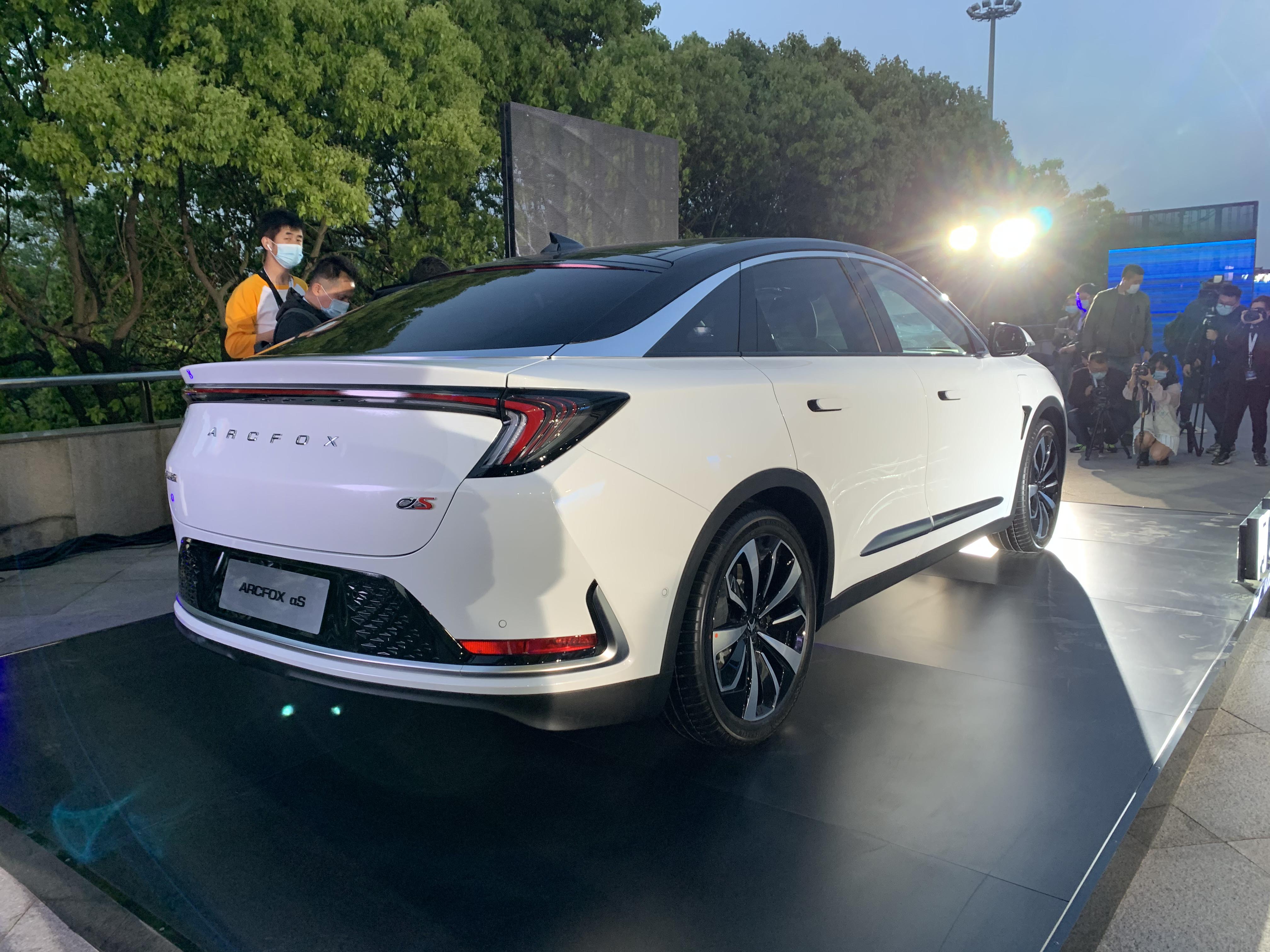 华为hi才是终极必杀要树立全球自动驾驶新标杆的极狐阿尔法s来了