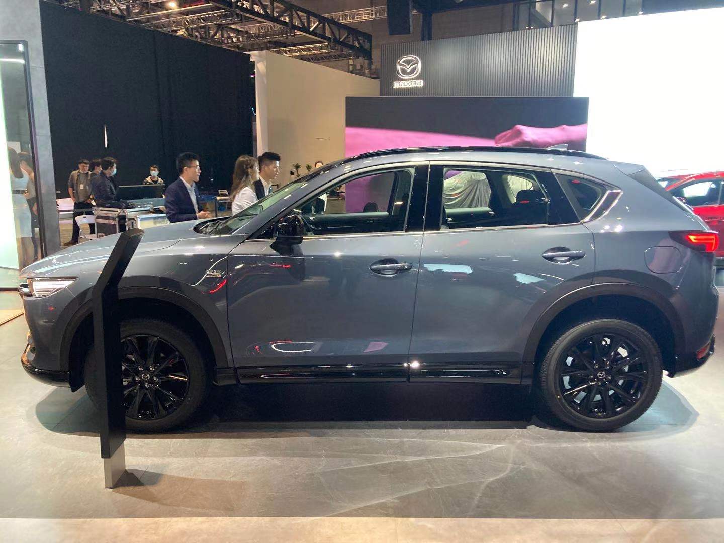 2021上海车展探馆|动感十足 马自达cx-5黑骑士抵达展馆_买车网