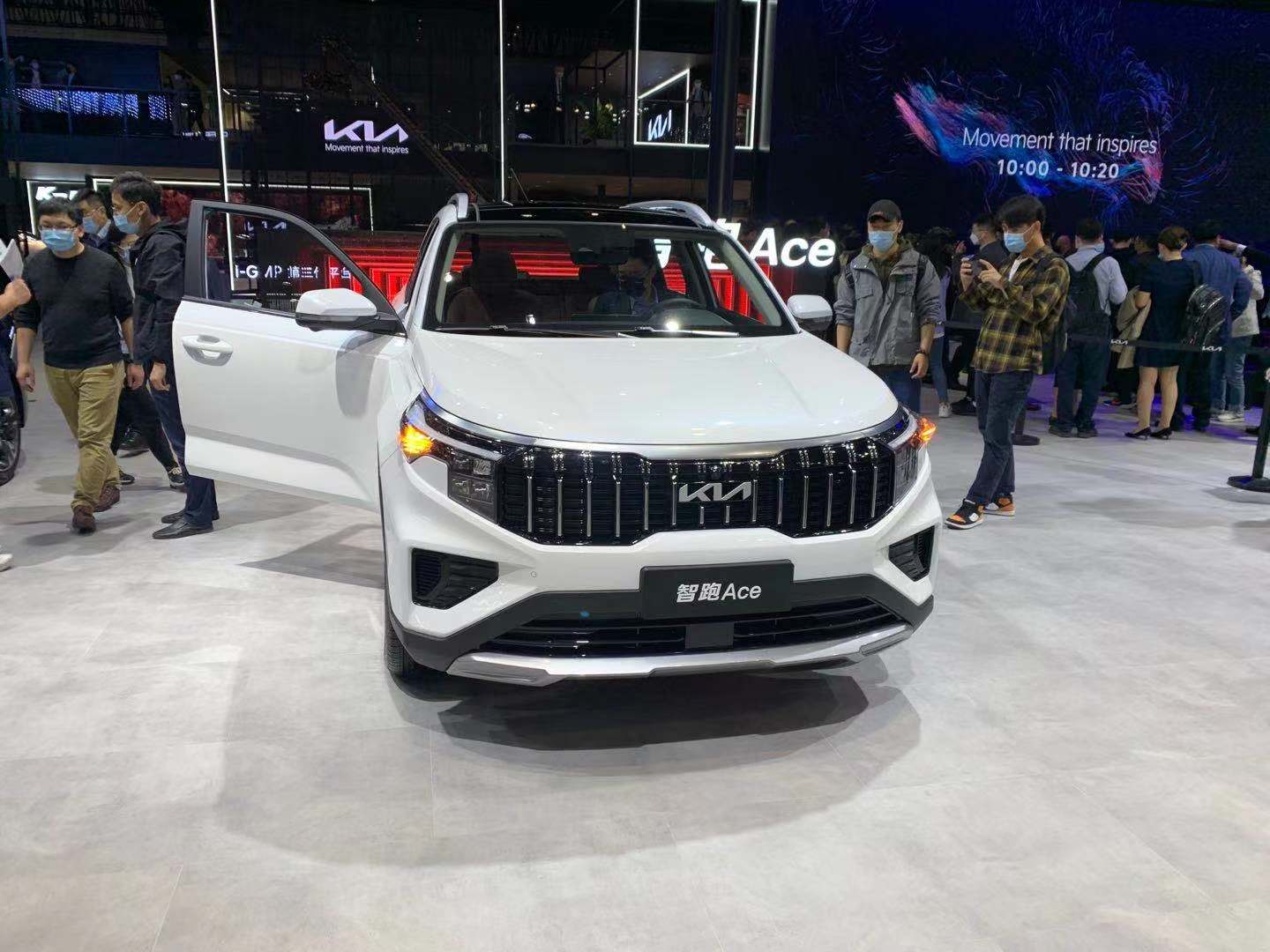 2021上海车展采用全新logo东风悦达起亚智跑ace量产车首次亮相